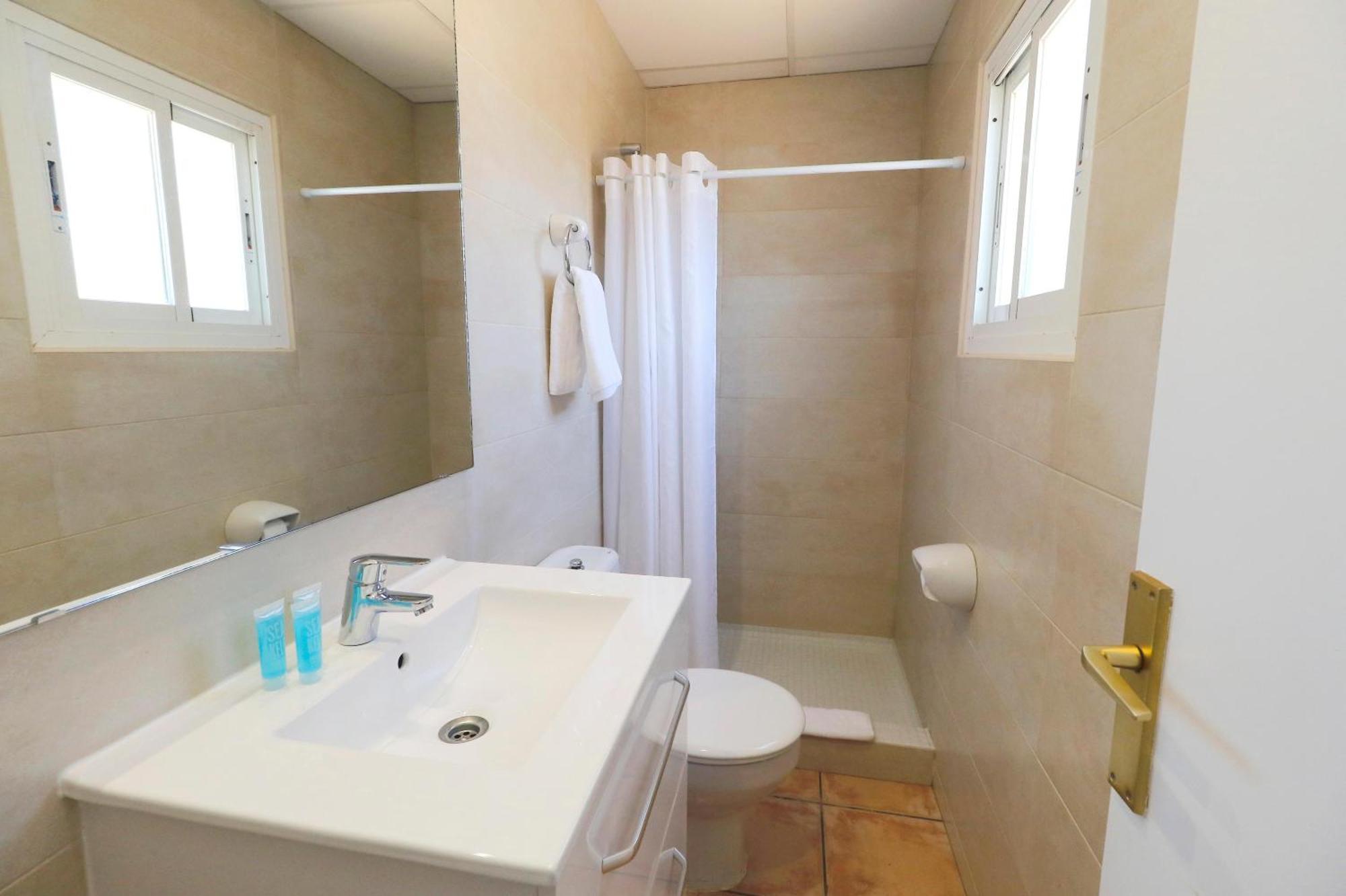 Albergue Hsr Gil (Adults Only) Palmanova Exterior foto