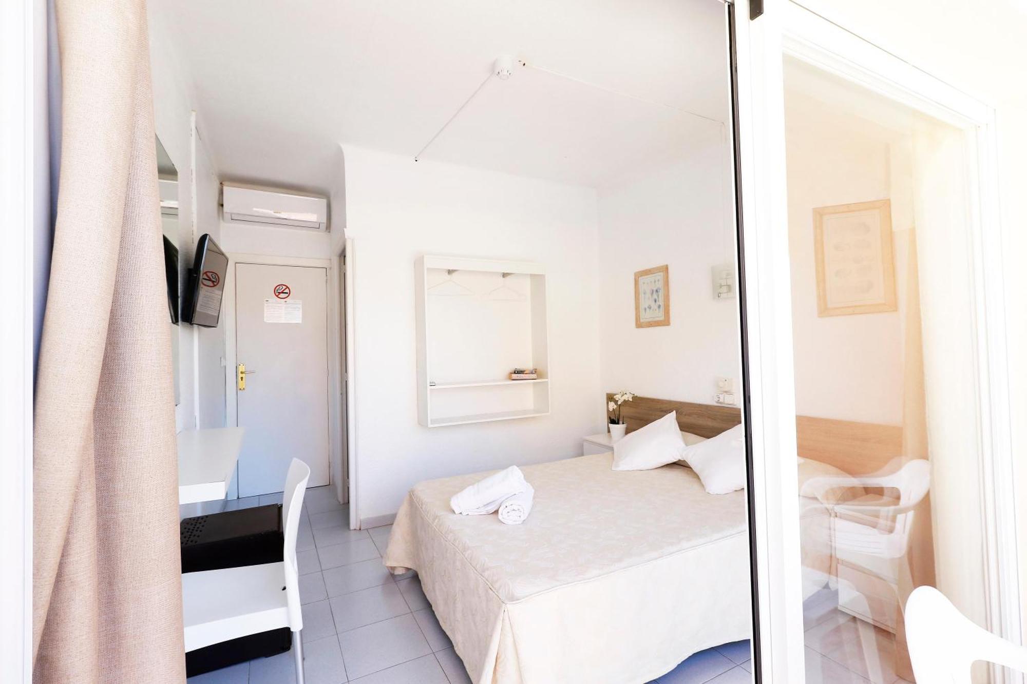 Albergue Hsr Gil (Adults Only) Palmanova Exterior foto
