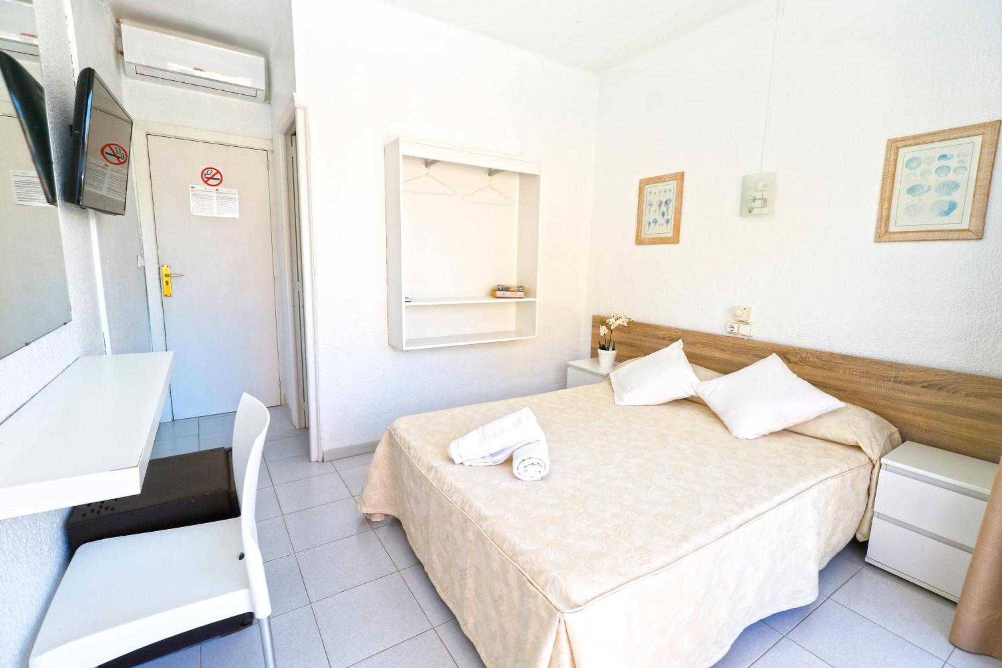 Albergue Hsr Gil (Adults Only) Palmanova Exterior foto