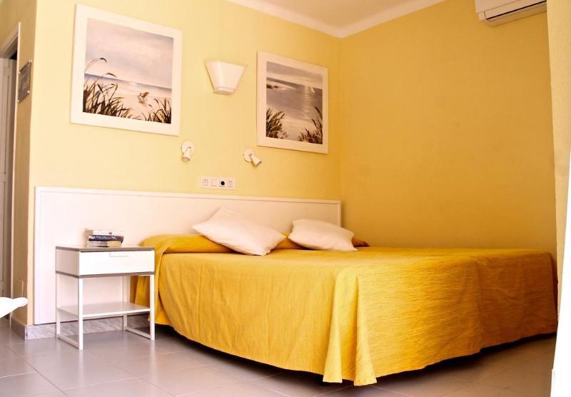 Albergue Hsr Gil (Adults Only) Palmanova Exterior foto