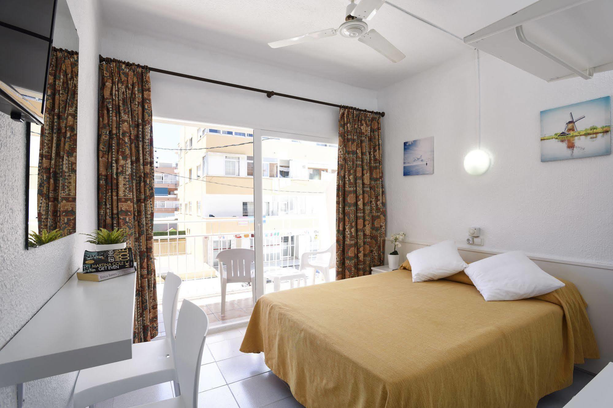 Albergue Hsr Gil (Adults Only) Palmanova Exterior foto